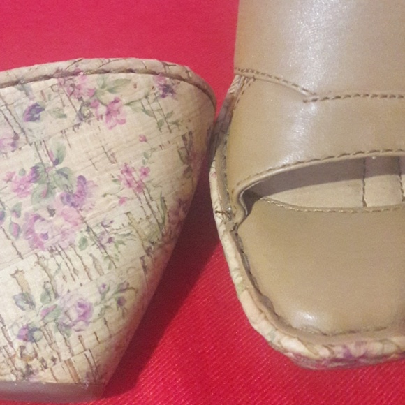 ❤SOLD❤$16 Born wedge leather sandals 7 3.5" - Picture 2 of 8